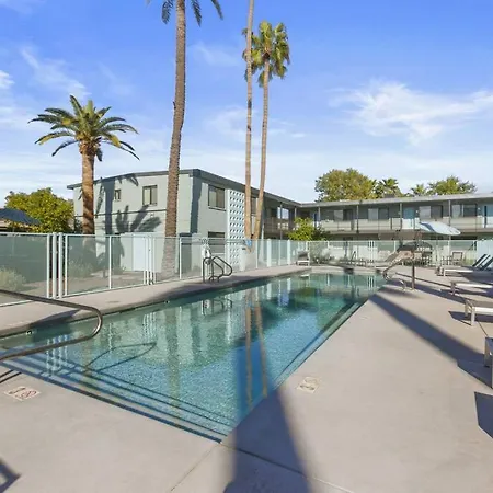 Walkable Ots, Heated Poolside Mid Century Condo